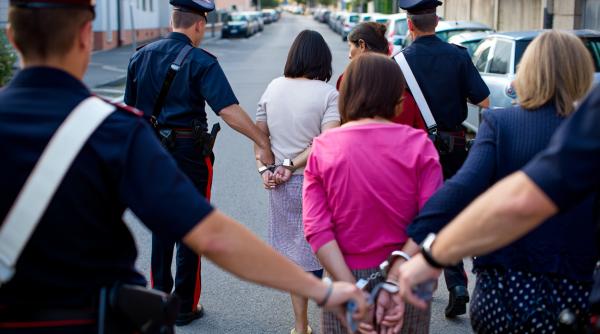 13 badante, arestate în Italia. Operațiune de amploare a poliției