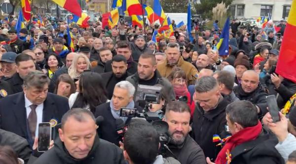 Incidente la Alba Iulia. Susținătorii lui Georgescu s-au îmbrâncit cu jandarmii și au forţat intrarea în Catedrala Reîntregirii