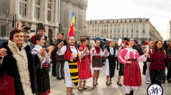 Românii din Torino au sărbătorit Ziua Națională. Mii de persoane s-au adunat în Piazza Castello, unde a răsunat Hora Unirii