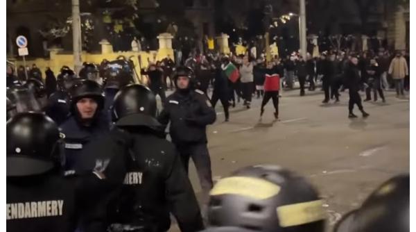 Bulgarii au ieșit în stradă, nemulțumiți de majorările de taxe și s-au bătut cu polițiștii 