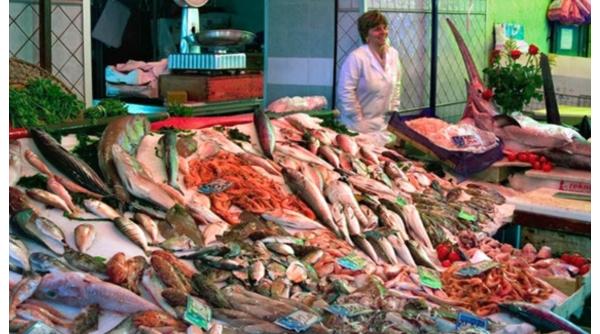 Atenție la peștele cu larve din România. Sute de kilograme, retrase de la vânzare 