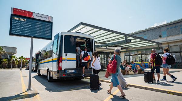 Românii părăsesc masiv Italia. Presa din peninsulă arată ce-i face să plece