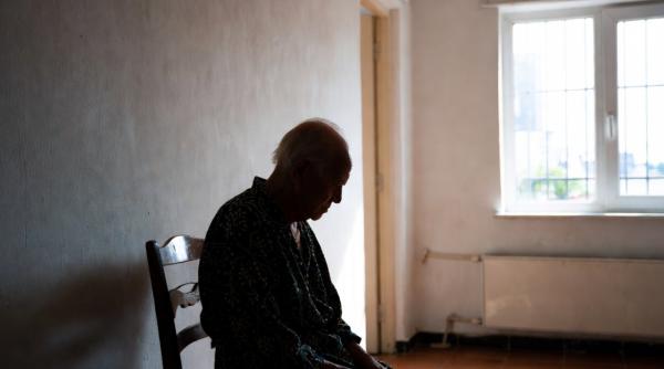 Doi îngrijitori români din Italia, soț și soție, au ținut un bătrân izolat într-o cameră 10 ani, timp în care i-au furat averea