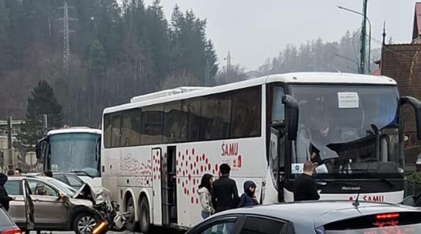 Autocar cu 69 de italieni, accident la Sinaia 