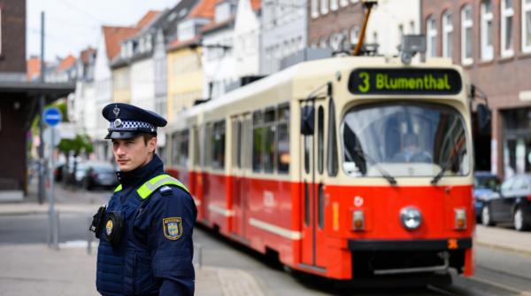 Scene incredibile într-un oraș din Germania: un român a bătut până la leșin două tinere care se sărutau în tramvai
