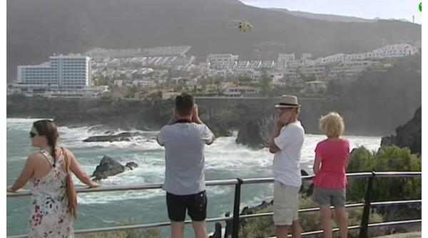 Au apărut imaginile cu turiștii loviți de valul uriaș în Tenerife, care a omorât și doi români 