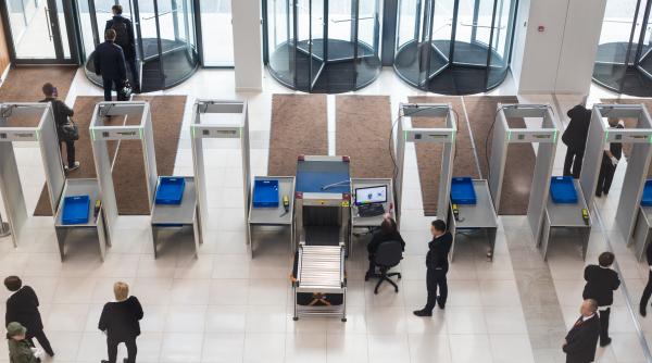 Aeroporturile din UE se închid total pentru cine nu are bilet de îmbarcare. Primul oraș care dă semnalul