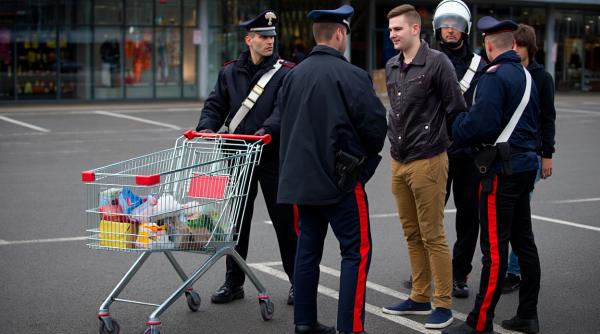 Român de 24 de ani din Italia, prins la furat în supermarket, a scăpat după ce a dat vina pe România