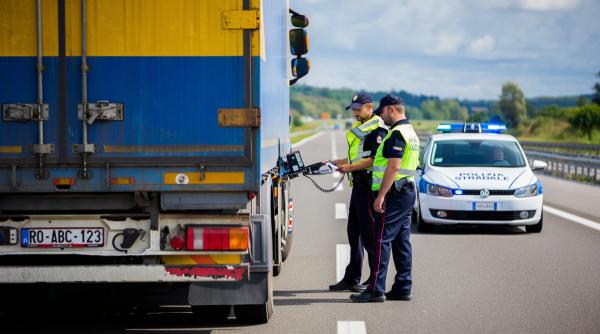 Ce sancțiune a primit un șofer român din Italia, prins la volan fără tahograf