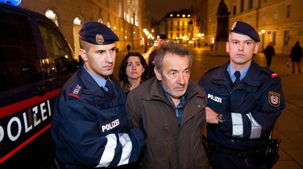 Româncă de 40 de ani, arestată în Austria. Partenerul cu 16 ani mai în vârstă o învăța ce să facă