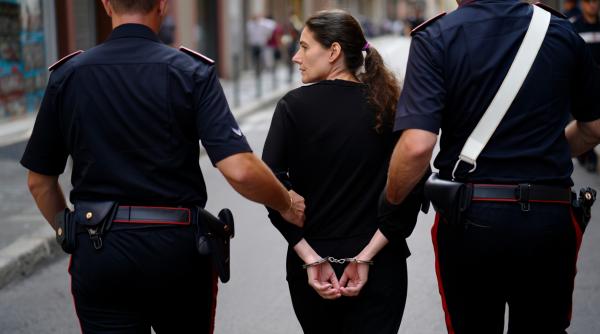 Româncă din Italia, condamnată la închisoare pentru că și-a lovit copilul