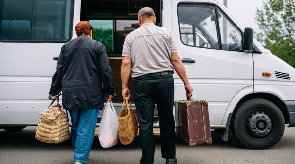 O româncă a murit după ce a fost dată jos de șoferul de microbuz care trebuia să o aducă în România 