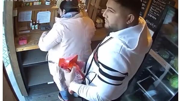 Doi români au golit un "magazin al încrederii" din Olanda. Au luat tot ce era înăuntru fără să plătească
