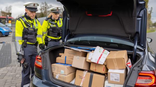 Curier român, prins cu zeci de colete furate de la Amazon. Venea cu "cadouri" în țară, de sărbători 