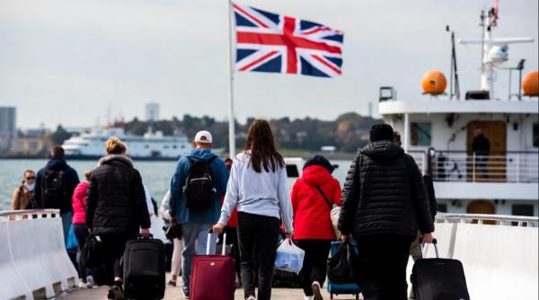 "Marele exod". Românii pleacă din Marea Britanie, nemulțumiți de prețuri, sistemul de sănătate și criminalitate