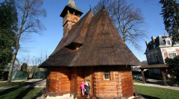Biserica ortodoxă română din Limours, construită acum mai bine de 20 de ani, un edificiu unic în Franţa