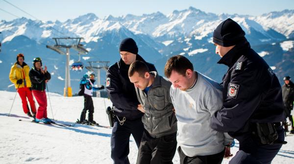 Doi români din Austria, prinși cu un seif furat, pe pârtia de schi. Îl târâiau până la mașină