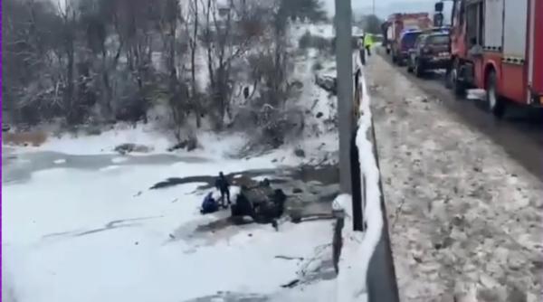 O maşină în care se aflau şase persoane, inclusiv patru copii, a căzut în albia râului Bistriţa