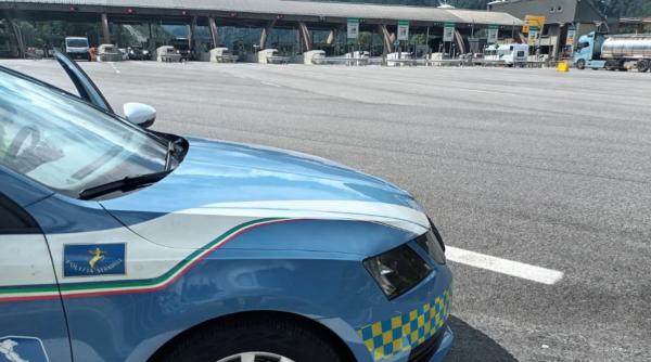 În loc să fie la închisoare, un român se plimba cu autocarul în Italia. Polițiștii l-au găsit din întâmplare