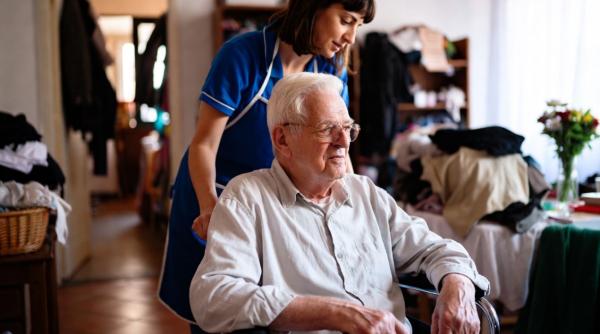 Concediu medical și plată: Ce drepturi au badantele românce din Italia atunci când se îmbolnăvesc