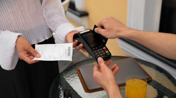 Taxă ascunsă într-un restaurant din Austria: 20 de euro în plus pe notă pentru un scaun gol