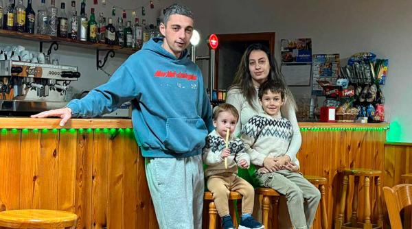 Doi români au preluat un local dintr-o localitate din Spania cu doar 56 de locuitori. La cerere, gătesc inclusiv preparate românești