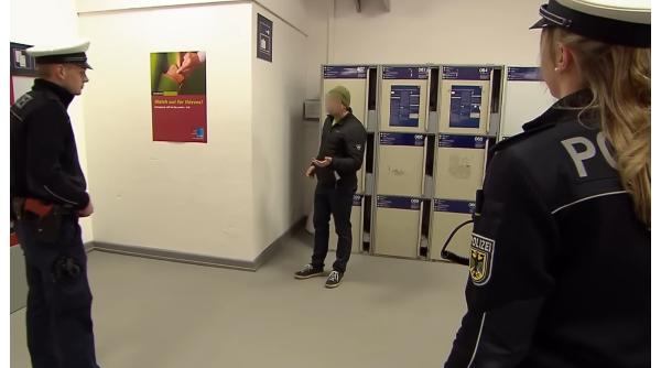 Cum s-au gândit doi români din Austria să scape de datoriile la păcănele. Au sfârșit în arest