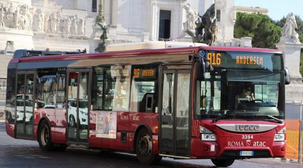 O persoană a tras cu pistolul spre un autobuz din Roma, plin de pasageri. Linia a fost suspendată 