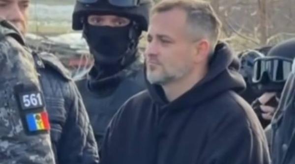 Tatăl adolescentului ucis la Cenei, adus încătușat la funeralii. A urlat de durere