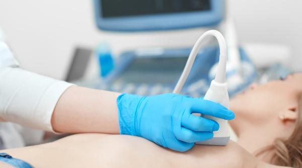 Prevenția cancerului de sân în clinicile MedLife: teste genetice și ecografia mamară 