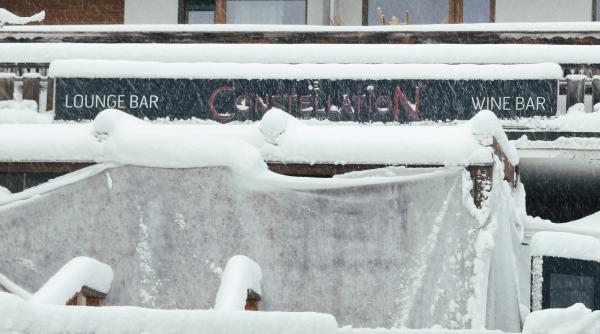 Un român a renovat barul din Elveția care a luat foc de Revelion. Patronul refuză să-i dezvăluie identitatea