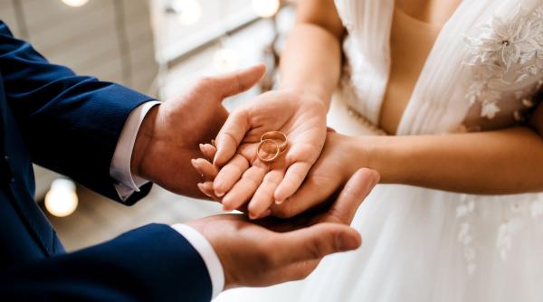 Românce din Italia, implicate în căsătorii fictive cu cetățeni din Kosovo pentru permise de ședere