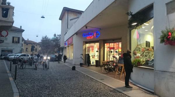 Cerșetoare româncă, acuzată că a hărțuit clienții unui magazin din orașul italian Cremona