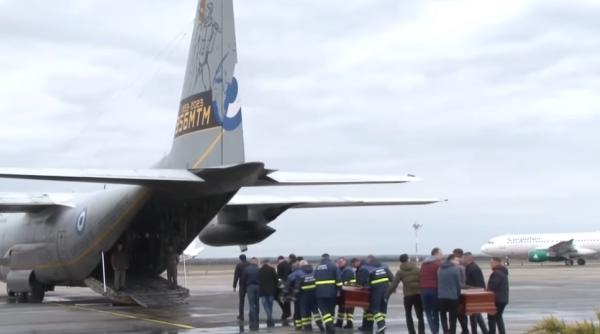 Trupurile celor şapte tineri morți în accidentul de la Lugojel, transportate în Grecia cu un avion militar