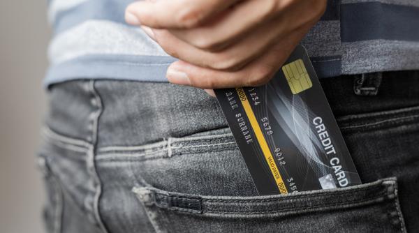 Hoți de buzunare 2.0 în Napoli. Cu un POS ascuns, fură bani fără să atingă victimele cu un deget