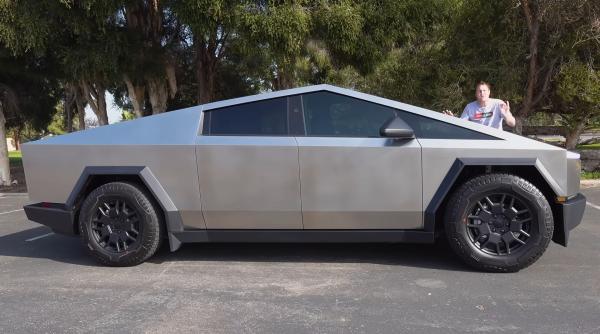 Șoferul unui Tesla Cybertruck, lăsat fără permis în România. Trebuie alt permis pentru a fi condus 