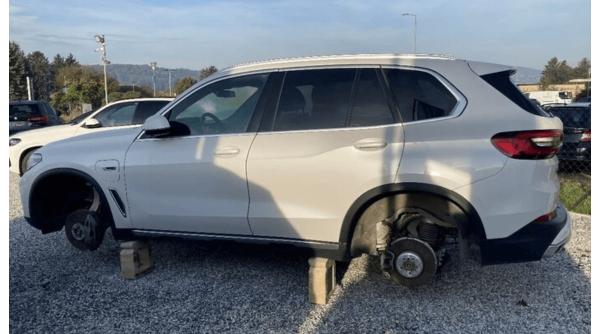 Cinci români, prinși după ce au furat timp de un an roțile mașinilor de la reprezentanțe auto din toată Austria 