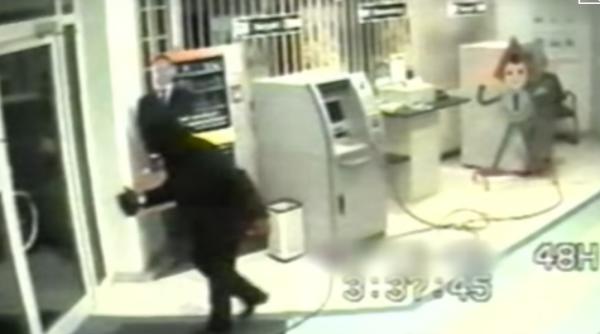 Românii care aruncau în aer bancomate în Austria, la un pas de crimă. O ușă de seif de 50 de kg a trecut la doi metri de paznic