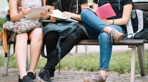 Scandal în Anglia. Zeci de mii de studenți români ar fi fraudat sistemul de împrumuturi universitare cu 13 miliarde de lire