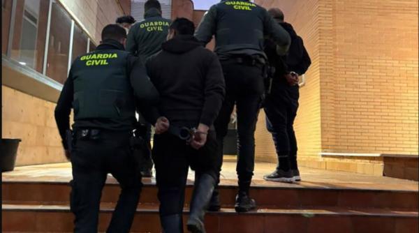 Trei români au furat 1.000 de metri de cabluri dintr-o fermă de porci din Spania, provocând moartea a sute de animale