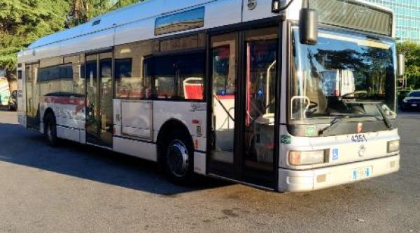 Băiat de 15 ani, cu dizabilități, lăsat în ploaie de șoferul unui autobuz, pentru că nu-și găsea abonamentul 