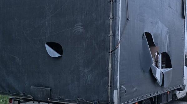 Un șofer român s-a trezit cu prelata tăiată într-o parcare "securizată" din Italia: "Am pornit motorul și am plecat"