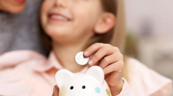 Alocație universală pentru copii în Spania. 100.000 de români ar putea primi 200 de euro lunar