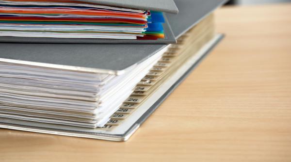 Când își vor putea face buletin românii din străinătate care nu mai au domiciliu în țară