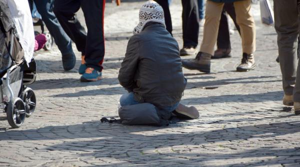 Copii obligați să cerșească pe străzile din București. Părinții au fost reținuți