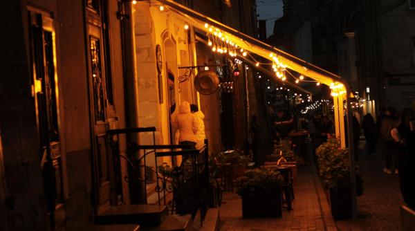 Scene incredibile în orașul italian Cremona. Opt români au bătut o femeie și au dezbrăcat-o complet în fața unui club