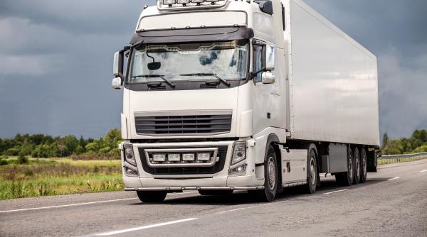 Șofer de TIR, amenințat cu arma și dat jos din cabină pe o șosea din Germania. Hoții au furat camionul cu totul