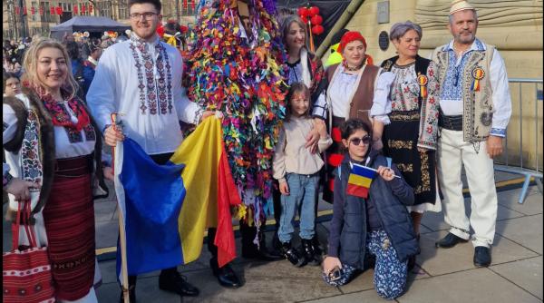 Comunitatea românească din Sheffield, reprezentată pe scena din Peace Gardens cu ocazia celebrării Anului Nou Chinezesc