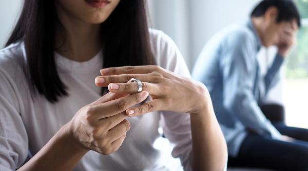 De ce divorțul trăit în afara țării ajunge să fie resimțit ca traumă pentru românii familiști și tradiționaliști? 