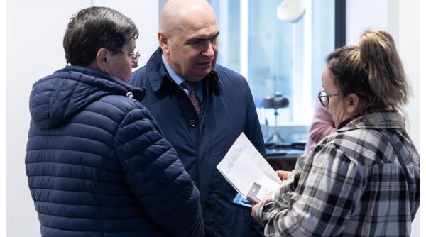 Ilie Bolojan, vizită neanunțată la un consulat de peste hotare: "Vrem să vedem cum sunt tratați oamenii" 